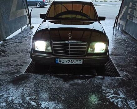 Черный Мерседес Е-Класс, объемом двигателя 2.2 л и пробегом 520 тыс. км за 4600 $, фото 2 на Automoto.ua