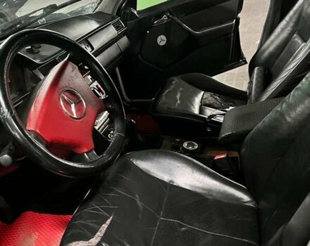 Черный Мерседес Е-Класс, объемом двигателя 2.2 л и пробегом 200 тыс. км за 2500 $, фото 7 на Automoto.ua