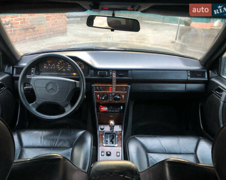 Черный Мерседес Е-Класс, объемом двигателя 2.2 л и пробегом 315 тыс. км за 3500 $, фото 11 на Automoto.ua
