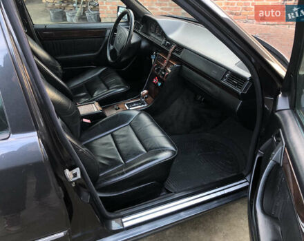 Черный Мерседес Е-Класс, объемом двигателя 2.2 л и пробегом 315 тыс. км за 3500 $, фото 7 на Automoto.ua