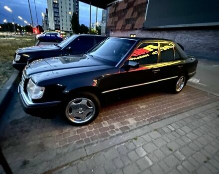 Черный Мерседес Е-Класс, объемом двигателя 2.3 л и пробегом 401 тыс. км за 4000 $, фото 7 на Automoto.ua