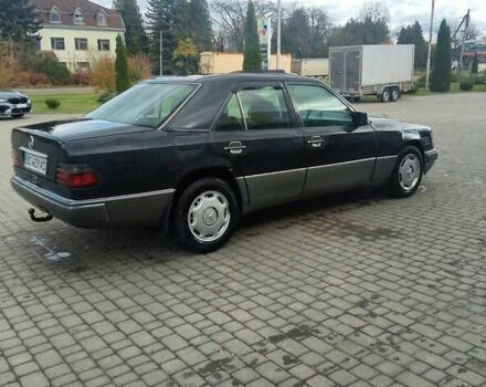 Мерседес Е-Класс 1995 в Самборе на Automoto.ua Черный Мерседес Е-Класс, объемом двигателя 2.5 л и пробегом 450 тыс. км за 2950 $, фото 2 на Automoto.ua