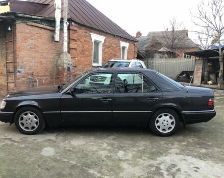 Черный Мерседес Е-Класс, объемом двигателя 2.2 л и пробегом 315 тыс. км за 3500 $, фото 2 на Automoto.ua