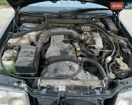 Черный Мерседес Е-Класс, объемом двигателя 2.2 л и пробегом 630 тыс. км за 2700 $, фото 16 на Automoto.ua