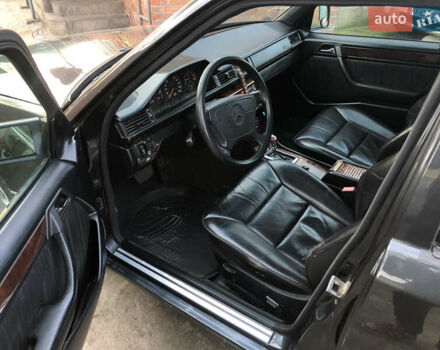 Черный Мерседес Е-Класс, объемом двигателя 2.2 л и пробегом 315 тыс. км за 3500 $, фото 9 на Automoto.ua