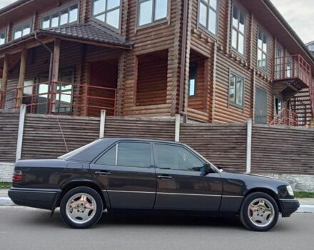 Черный Мерседес Е-Класс, объемом двигателя 2.3 л и пробегом 401 тыс. км за 4000 $, фото 8 на Automoto.ua