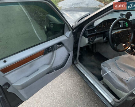 Черный Мерседес Е-Класс, объемом двигателя 2.2 л и пробегом 630 тыс. км за 2700 $, фото 15 на Automoto.ua