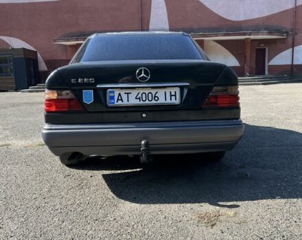 Черный Мерседес Е-Класс, объемом двигателя 2.2 л и пробегом 387 тыс. км за 3700 $, фото 2 на Automoto.ua