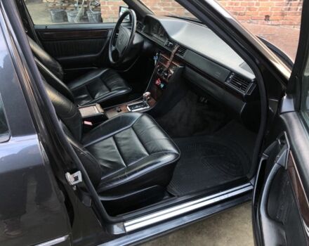 Черный Мерседес Е-Класс, объемом двигателя 2.2 л и пробегом 315 тыс. км за 3500 $, фото 7 на Automoto.ua