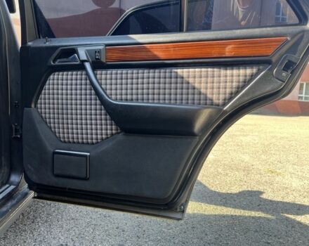 Черный Мерседес Е-Класс, объемом двигателя 2.2 л и пробегом 387 тыс. км за 3700 $, фото 9 на Automoto.ua