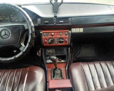Мерседес Е-Класс 1995 в Самборе на Automoto.ua Черный Мерседес Е-Класс, объемом двигателя 2.5 л и пробегом 450 тыс. км за 2950 $, фото 7 на Automoto.ua