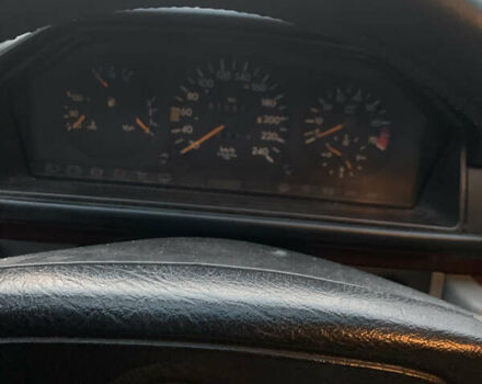 Черный Мерседес Е-Класс, объемом двигателя 2.2 л и пробегом 630 тыс. км за 2700 $, фото 13 на Automoto.ua