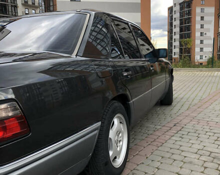 Черный Мерседес Е-Класс, объемом двигателя 2.2 л и пробегом 430 тыс. км за 3450 $, фото 7 на Automoto.ua