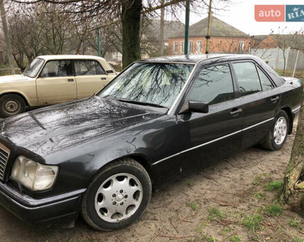 Черный Мерседес Е-Класс, объемом двигателя 2.2 л и пробегом 315 тыс. км за 3500 $, фото 13 на Automoto.ua