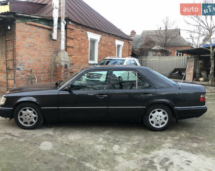 Черный Мерседес Е-Класс, объемом двигателя 2.2 л и пробегом 315 тыс. км за 3500 $, фото 2 на Automoto.ua