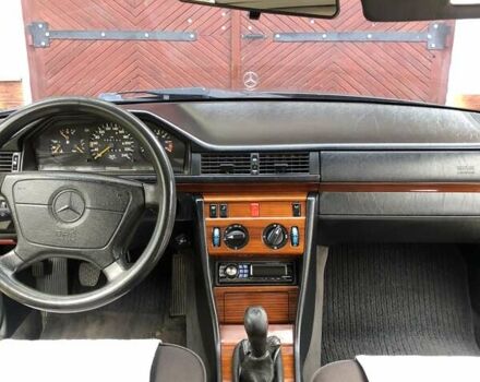 Черный Мерседес Е-Класс, объемом двигателя 2.2 л и пробегом 430 тыс. км за 3450 $, фото 19 на Automoto.ua