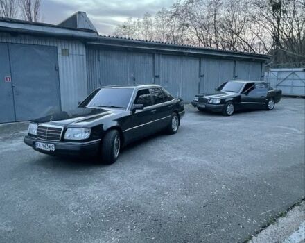 Черный Мерседес Е-Класс, объемом двигателя 2.3 л и пробегом 401 тыс. км за 4000 $, фото 5 на Automoto.ua