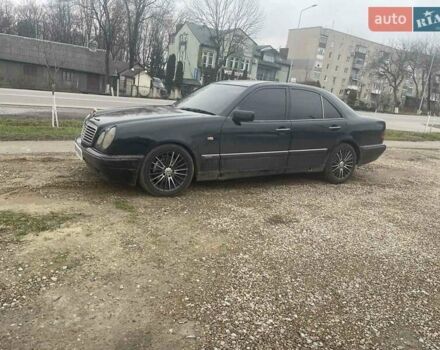 Черный Мерседес Е-Класс, объемом двигателя 2 л и пробегом 435 тыс. км за 3000 $, фото 1 на Automoto.ua