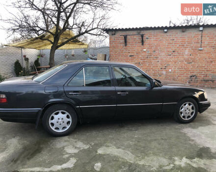 Черный Мерседес Е-Класс, объемом двигателя 2.2 л и пробегом 315 тыс. км за 3500 $, фото 5 на Automoto.ua