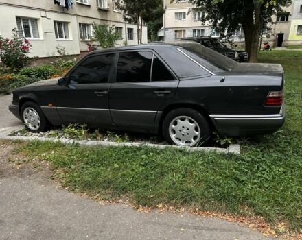 Черный Мерседес Е-Класс, объемом двигателя 2 л и пробегом 325 тыс. км за 1700 $, фото 3 на Automoto.ua