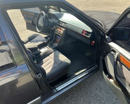 Черный Мерседес Е-Класс, объемом двигателя 2.2 л и пробегом 387 тыс. км за 3700 $, фото 14 на Automoto.ua