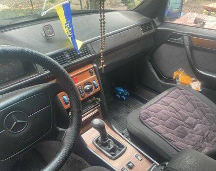 Черный Мерседес Е-Класс, объемом двигателя 2.5 л и пробегом 500 тыс. км за 2800 $, фото 1 на Automoto.ua