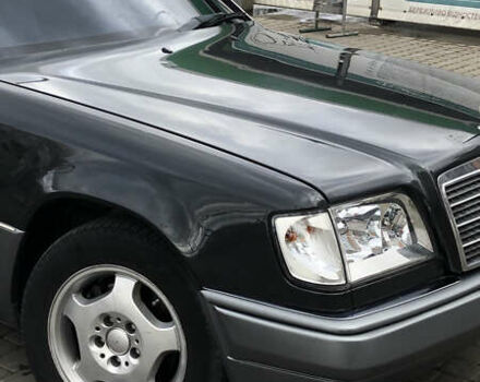 Черный Мерседес Е-Класс, объемом двигателя 2.2 л и пробегом 430 тыс. км за 3450 $, фото 3 на Automoto.ua