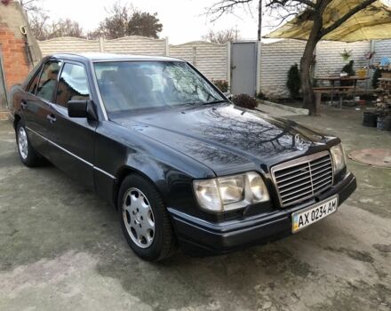 Черный Мерседес Е-Класс, объемом двигателя 2.2 л и пробегом 315 тыс. км за 3500 $, фото 6 на Automoto.ua