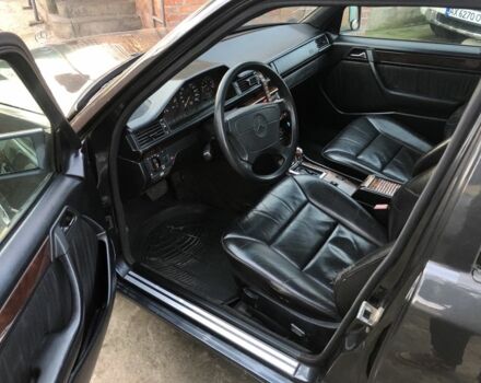 Черный Мерседес Е-Класс, объемом двигателя 2.2 л и пробегом 315 тыс. км за 3500 $, фото 9 на Automoto.ua