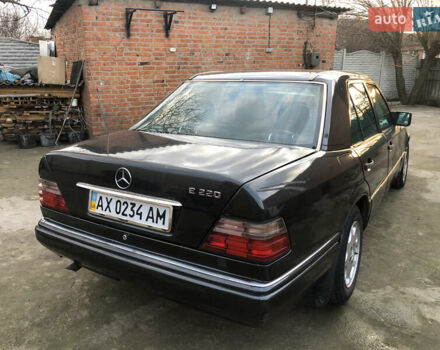 Черный Мерседес Е-Класс, объемом двигателя 2.2 л и пробегом 315 тыс. км за 3500 $, фото 4 на Automoto.ua