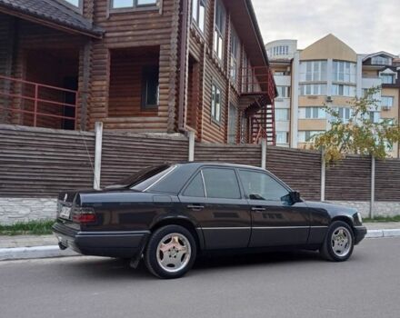 Черный Мерседес Е-Класс, объемом двигателя 2.3 л и пробегом 401 тыс. км за 4000 $, фото 9 на Automoto.ua