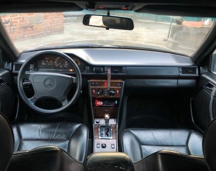 Черный Мерседес Е-Класс, объемом двигателя 2.2 л и пробегом 315 тыс. км за 3500 $, фото 11 на Automoto.ua