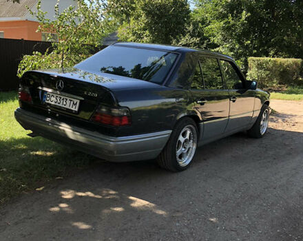 Чорний Мерседес Е-Клас, об'ємом двигуна 2.2 л та пробігом 250 тис. км за 7200 $, фото 1 на Automoto.ua