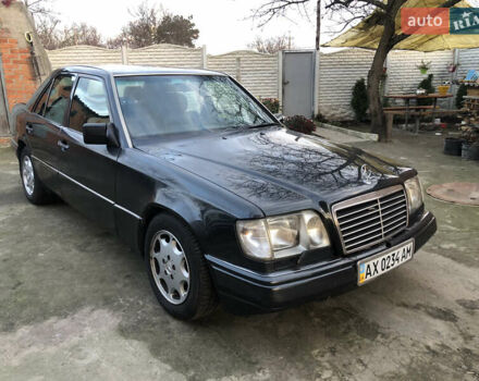 Черный Мерседес Е-Класс, объемом двигателя 2.2 л и пробегом 315 тыс. км за 3500 $, фото 6 на Automoto.ua