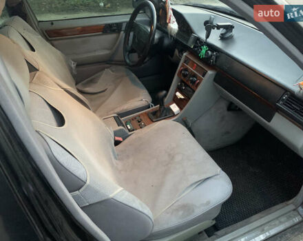 Черный Мерседес Е-Класс, объемом двигателя 2.2 л и пробегом 630 тыс. км за 2700 $, фото 10 на Automoto.ua