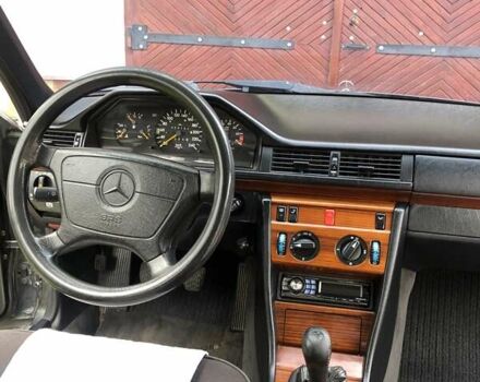 Черный Мерседес Е-Класс, объемом двигателя 2.2 л и пробегом 430 тыс. км за 3450 $, фото 17 на Automoto.ua