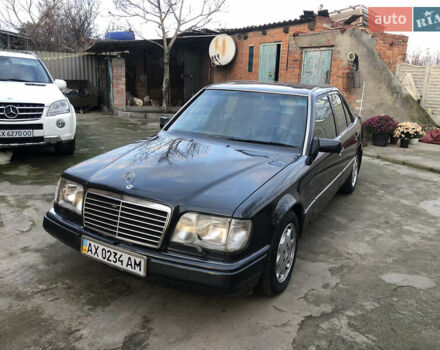 Черный Мерседес Е-Класс, объемом двигателя 2.2 л и пробегом 315 тыс. км за 3500 $, фото 1 на Automoto.ua