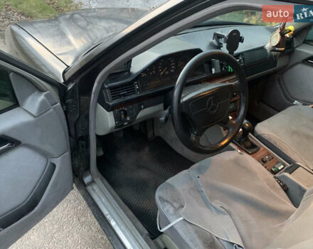 Черный Мерседес Е-Класс, объемом двигателя 2.2 л и пробегом 630 тыс. км за 2700 $, фото 12 на Automoto.ua