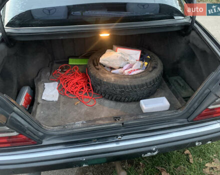 Черный Мерседес Е-Класс, объемом двигателя 2.2 л и пробегом 630 тыс. км за 2700 $, фото 5 на Automoto.ua