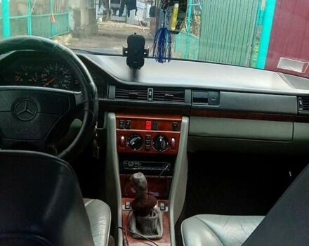 Чорний Мерседес Е-Клас, об'ємом двигуна 2.5 л та пробігом 360 тис. км за 2500 $, фото 3 на Automoto.ua