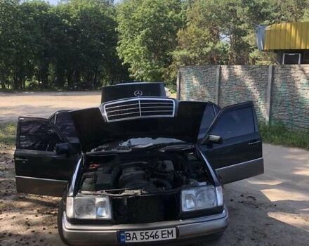 Черный Мерседес Е-Класс, объемом двигателя 2 л и пробегом 450 тыс. км за 3999 $, фото 13 на Automoto.ua