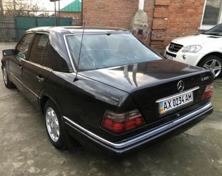 Черный Мерседес Е-Класс, объемом двигателя 2.2 л и пробегом 315 тыс. км за 3500 $, фото 3 на Automoto.ua