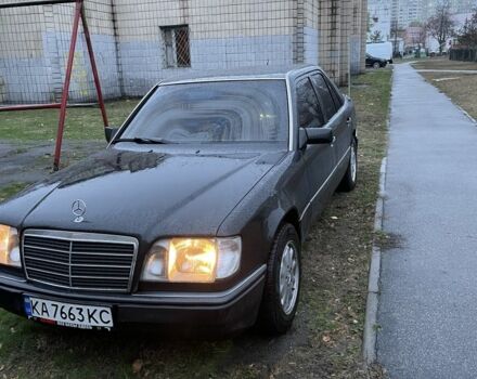 Черный Мерседес Е-Класс, объемом двигателя 2.3 л и пробегом 401 тыс. км за 4000 $, фото 6 на Automoto.ua