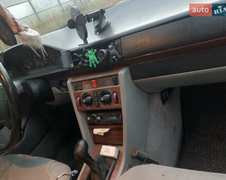 Черный Мерседес Е-Класс, объемом двигателя 2.2 л и пробегом 630 тыс. км за 2700 $, фото 11 на Automoto.ua