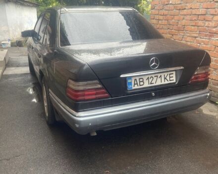 Черный Мерседес Е-Класс, объемом двигателя 2.5 л и пробегом 500 тыс. км за 2800 $, фото 2 на Automoto.ua