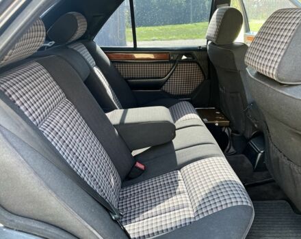 Черный Мерседес Е-Класс, объемом двигателя 2.2 л и пробегом 387 тыс. км за 3700 $, фото 12 на Automoto.ua