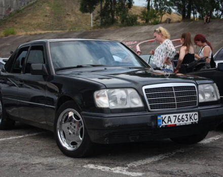 Черный Мерседес Е-Класс, объемом двигателя 2.3 л и пробегом 401 тыс. км за 4000 $, фото 3 на Automoto.ua