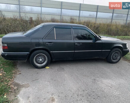 Черный Мерседес Е-Класс, объемом двигателя 2.2 л и пробегом 630 тыс. км за 2700 $, фото 1 на Automoto.ua