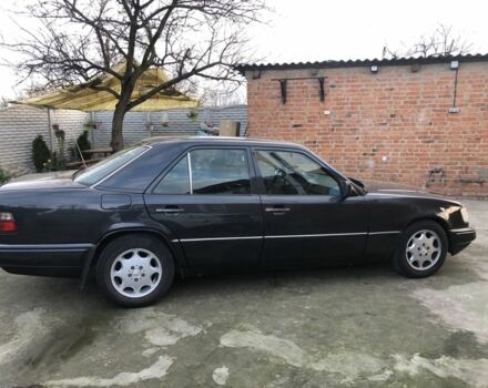 Черный Мерседес Е-Класс, объемом двигателя 2.2 л и пробегом 315 тыс. км за 3500 $, фото 5 на Automoto.ua