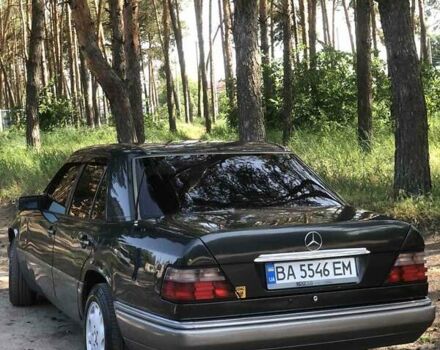 Черный Мерседес Е-Класс, объемом двигателя 2 л и пробегом 450 тыс. км за 3999 $, фото 5 на Automoto.ua